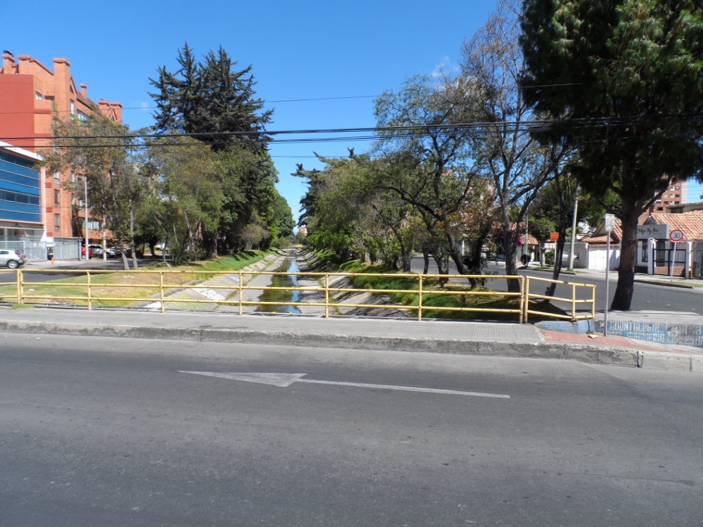 We cross over Carrera 15, which is also known as Smelly Canal Street