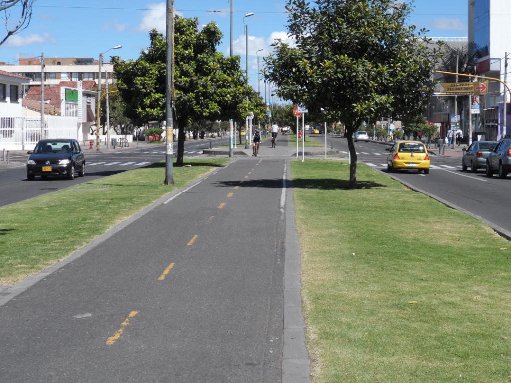 One of the many bike paths that are found throughout the city runs down the middle of Calle 19