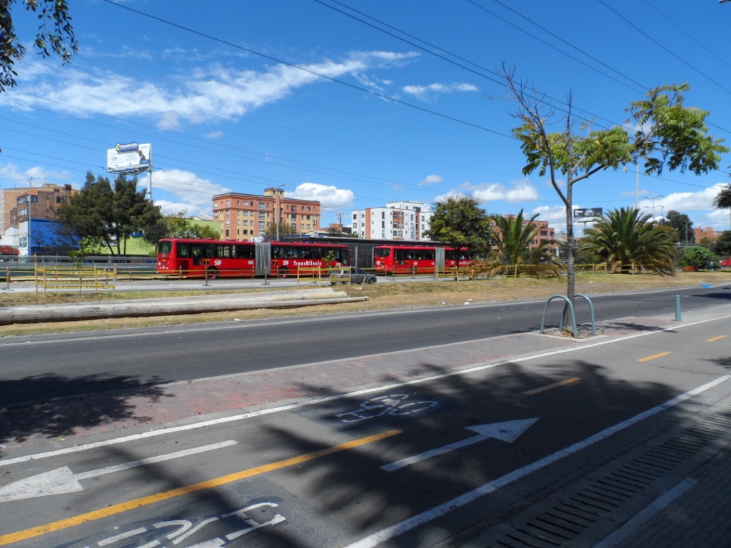 We take a right onto the frontage road and head north. Here are some of the TransMilenio buses which is one of our main sources of transportation
