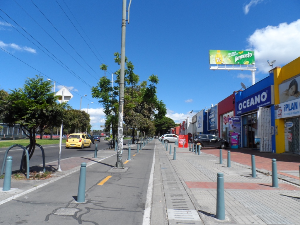 On both sides of the AutoPista the bike paths appear